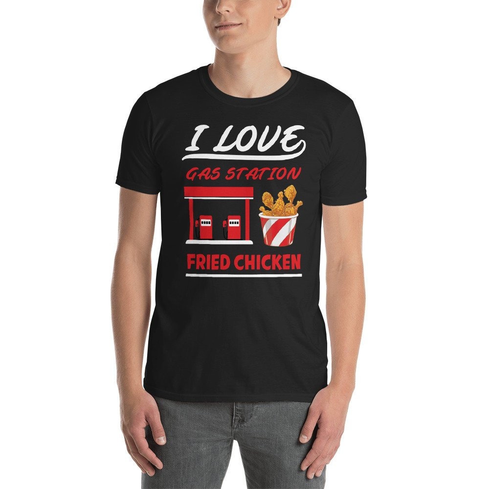 Tankstelle Huhn T-Shirt von FoodandSportsSwag