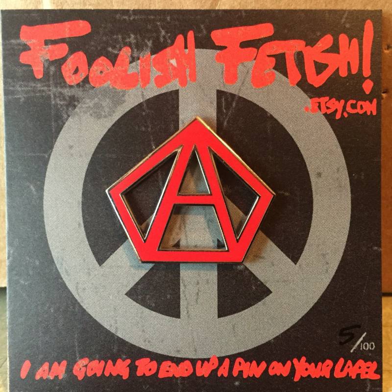 Der System Rote Anarchie Symbol Emaille Pin von FoolishFetish