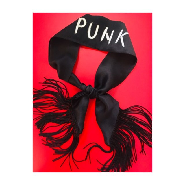 Schwarzes Satin-Seiden-Bandana Mit Fransen Und Sprüchen Schwarzes Satin-Seiden-Bandana Mit Fransen Und Sprüchen von FoolishParis