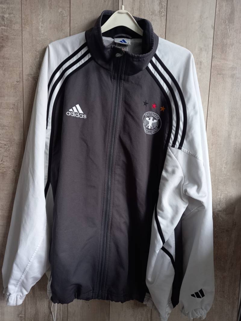 Deutschland Nationalmannschaft 1998/2000 Fußballjacke Deutschland Nationalmannschaft 1998/2000 Fußballjacke von FootballCreative