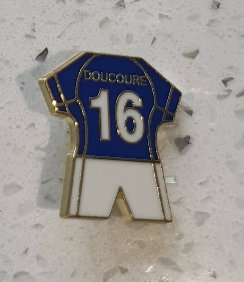 Everton Player Anstecknadel - Doucoure No.16 Blaues Heimtrikot Everton Player Anstecknadel - Doucoure No.16 Blaues Heimtrikot von Footysouvenirs
