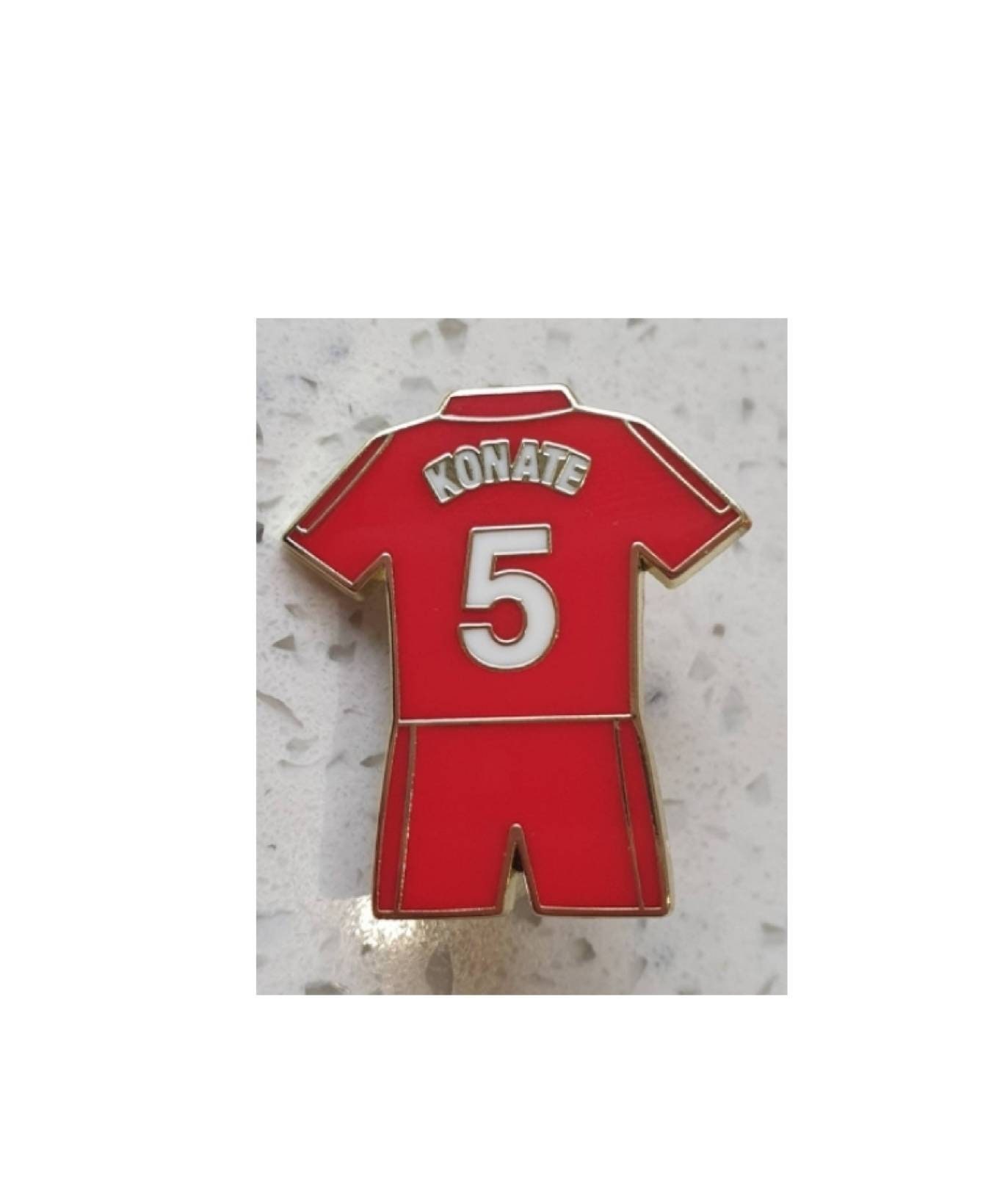 Anzustecken.livercover Spieler Anstecker - Konate No.5 Rotes Heimtrikot Anzustecken.livercover Spieler Anstecker - Konate No.5 Rotes Heimtrikot von Footysouvenirs