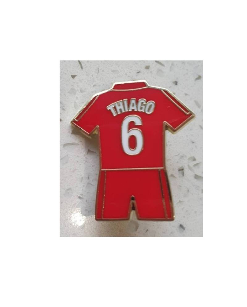 Blässer-Rotes Spieler-Abzeichen - Thiago No.6 Red Home Kit von Footysouvenirs