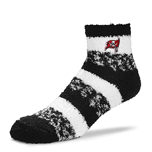 FBF NFL Cozy Soft Slipper Socken – Heimsocken für unübertroffenen Komfort – Gameday Bekleidung – luxuriös plüschig und gemütlich – Herren und W, Tampa Bay Buccaneers – Schwarz, Einheitsgröße von For Bare Feet