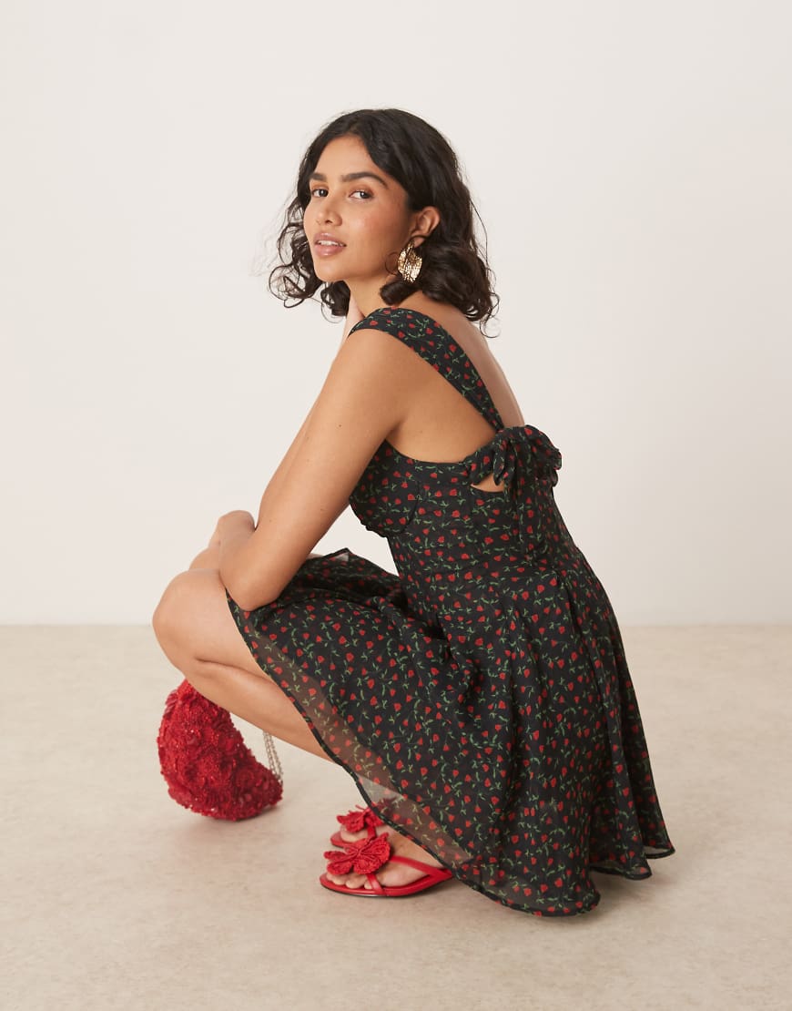 For Love & Lemons - August - Minikleid in Schwarz mit Herzausschnitt und Rosenmuster For Love & Lemons - August - Minikleid in Schwarz mit Herzausschnitt und Rosenmuster von For Love & Lemons