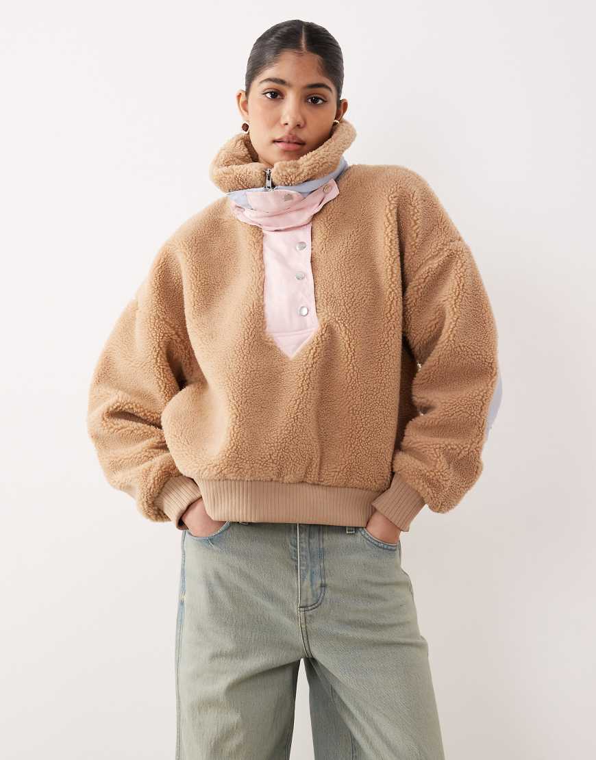 For Love & Lemons - Caitlyn - Teddyfell-Pullover in Camel mit kontrastierendem Ellenbogenpatch-Brown von For Love & Lemons