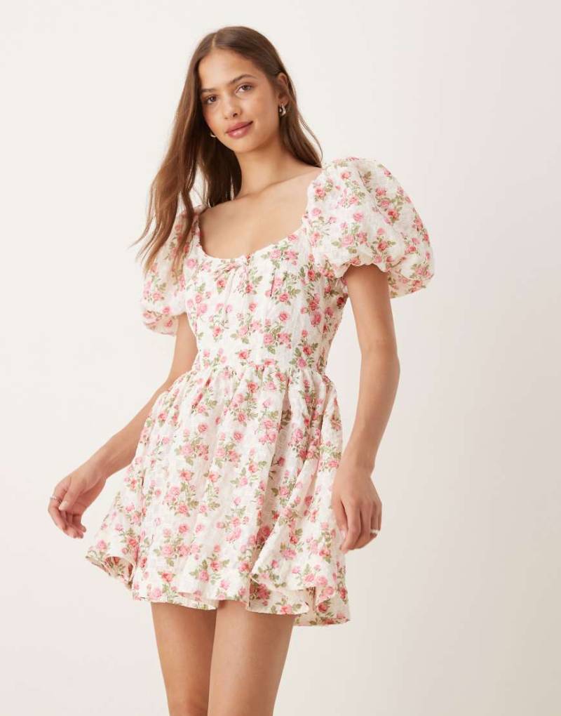 For Love & Lemons - Minikleid in Weiß mit Blumenmuster, Puffärmeln und Milchmädchen-Dekolleté von For Love & Lemons