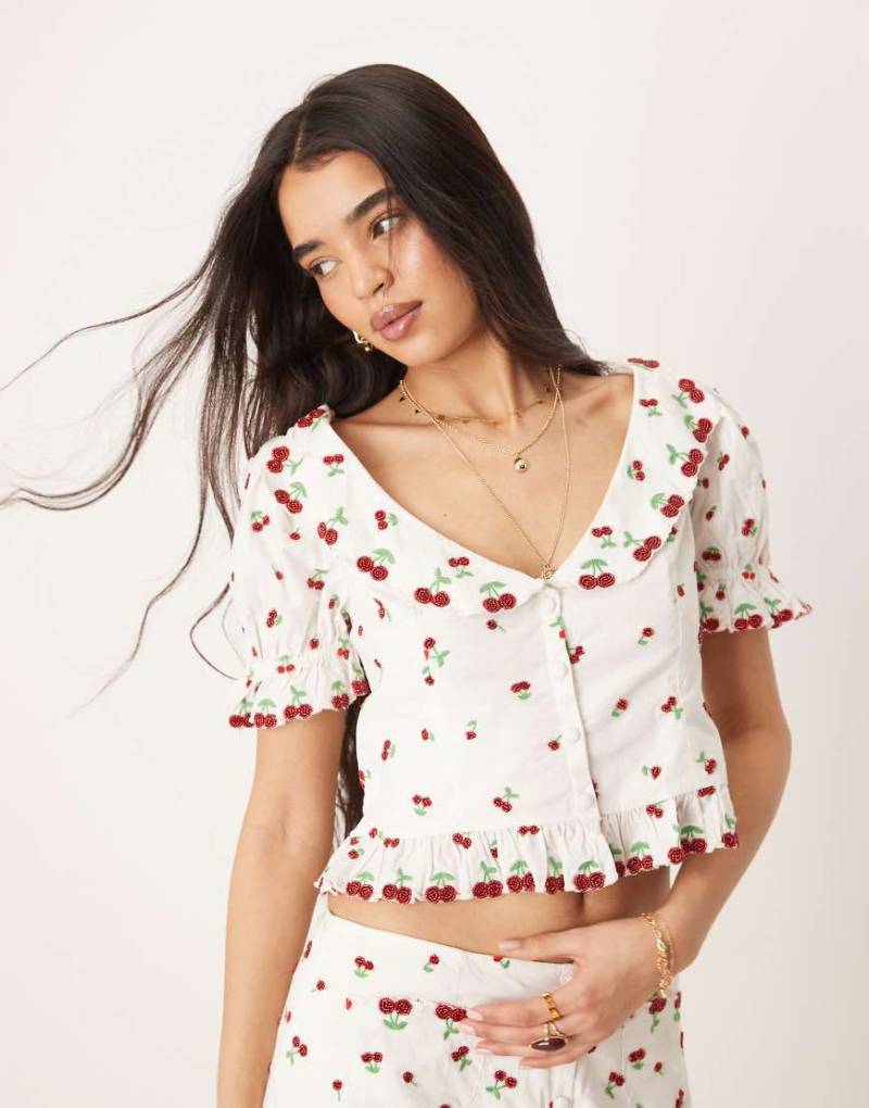 For Love & Lemons - Oberteil in Weiß und Rot mit perlenbesetztem Kirschmuster, Kombiteil-Bunt von For Love & Lemons
