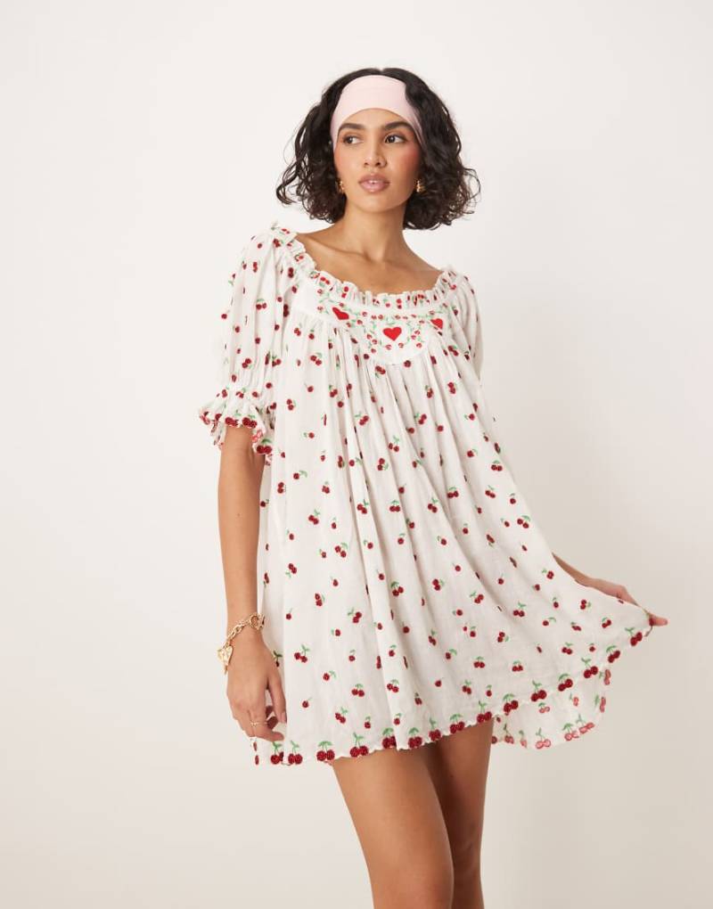 For Love & Lemons - Perlenbesetztes Trägerkleid in Weiß mit rotem Kirschen-Motiv-Bunt von For Love & Lemons