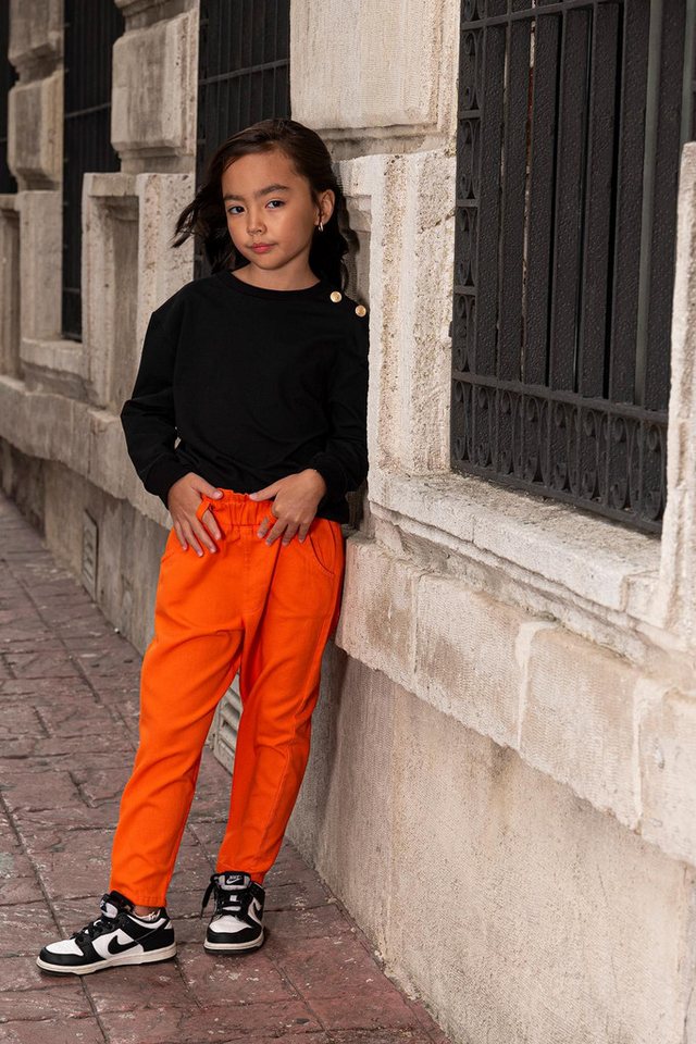 For You Moda Shorts Orange Gabardine Hose Set mit Doppel-Schulterknöpfen und Taillenrüsche von For You Moda