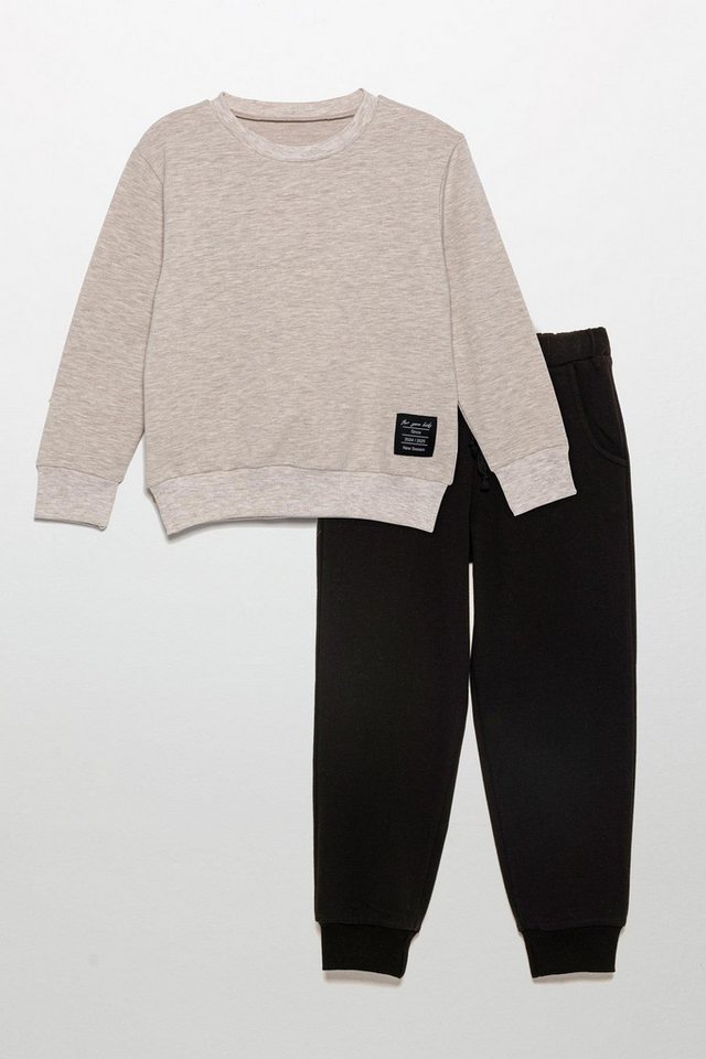 For You Moda T-Shirt Label Detail Sweatshirt Jogger SetBeschreibung Sweatshirt Jogger Set von For You Moda