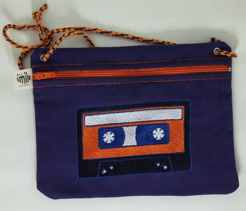 Kassettenband Bestickt Wirklich Nützlich Spaß & Fabelhafte Kleine Tasche Kassettenband Bestickt Wirklich Nützlich Spaß & Fabelhafte Kleine Tasche von ForASmileGiftDesign