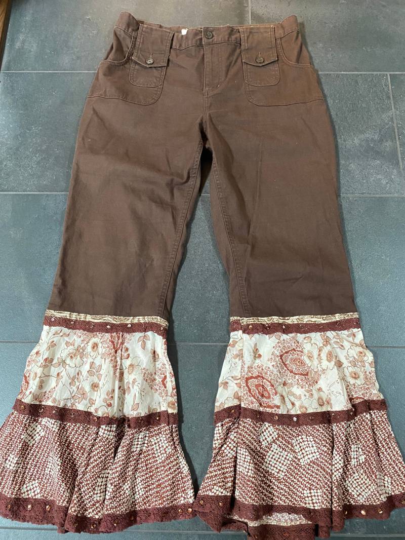 Braune Jeans Mit Rüschen-Flair von ForGivingThreads