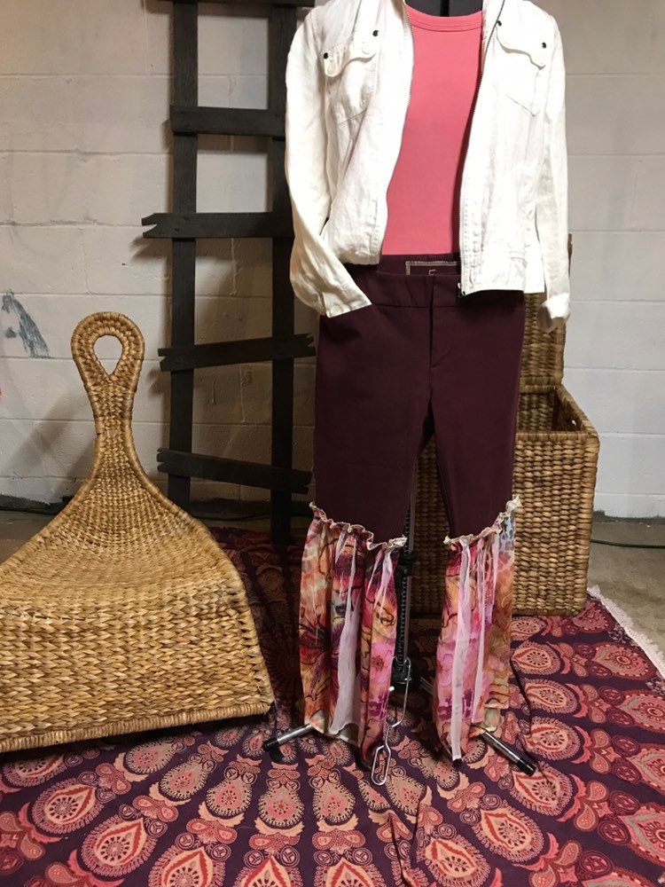 Burgunder Hose Mit Flair von ForGivingThreads