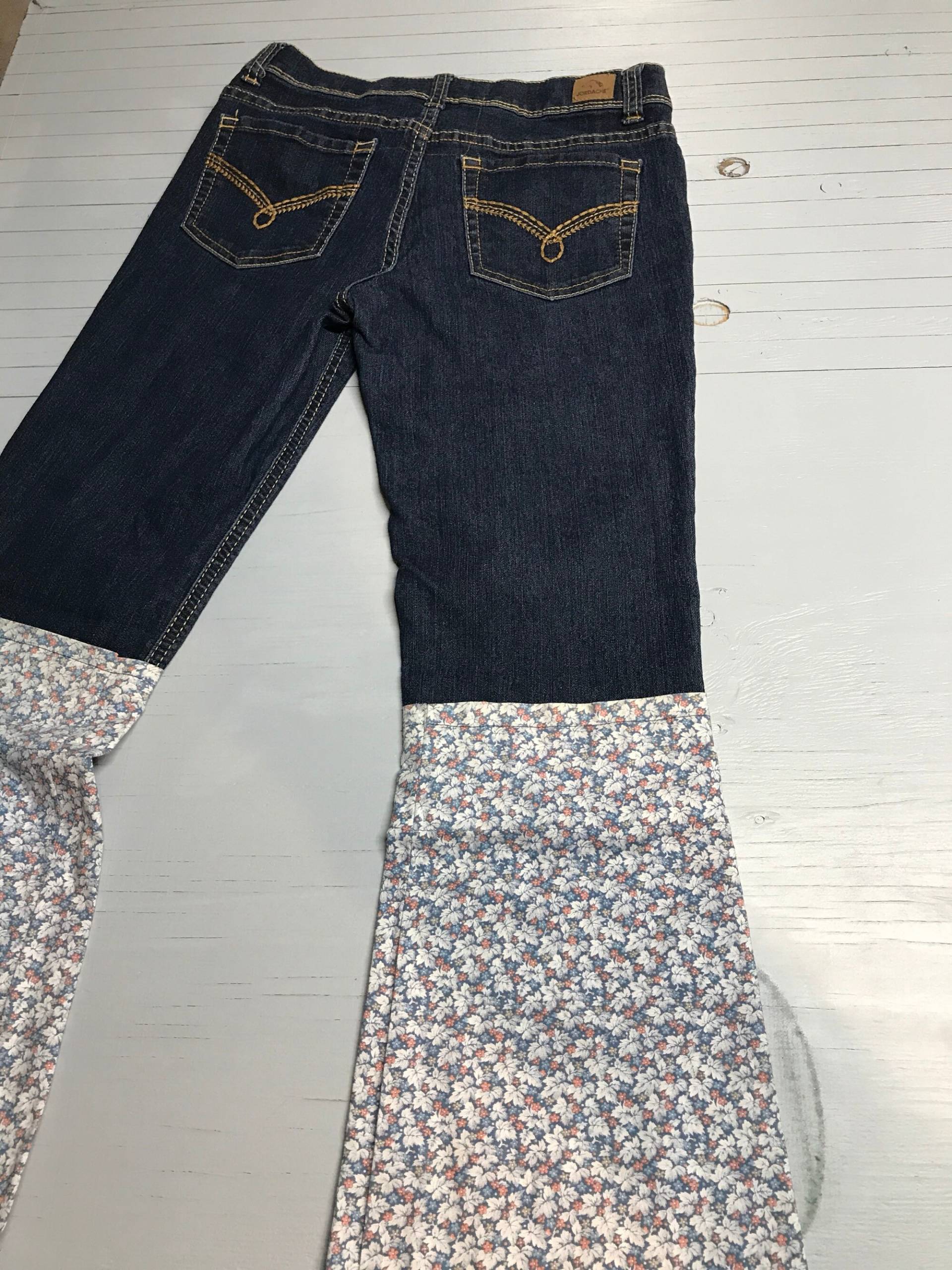 Jordache Denim Geblümte Jeans von ForGivingThreads