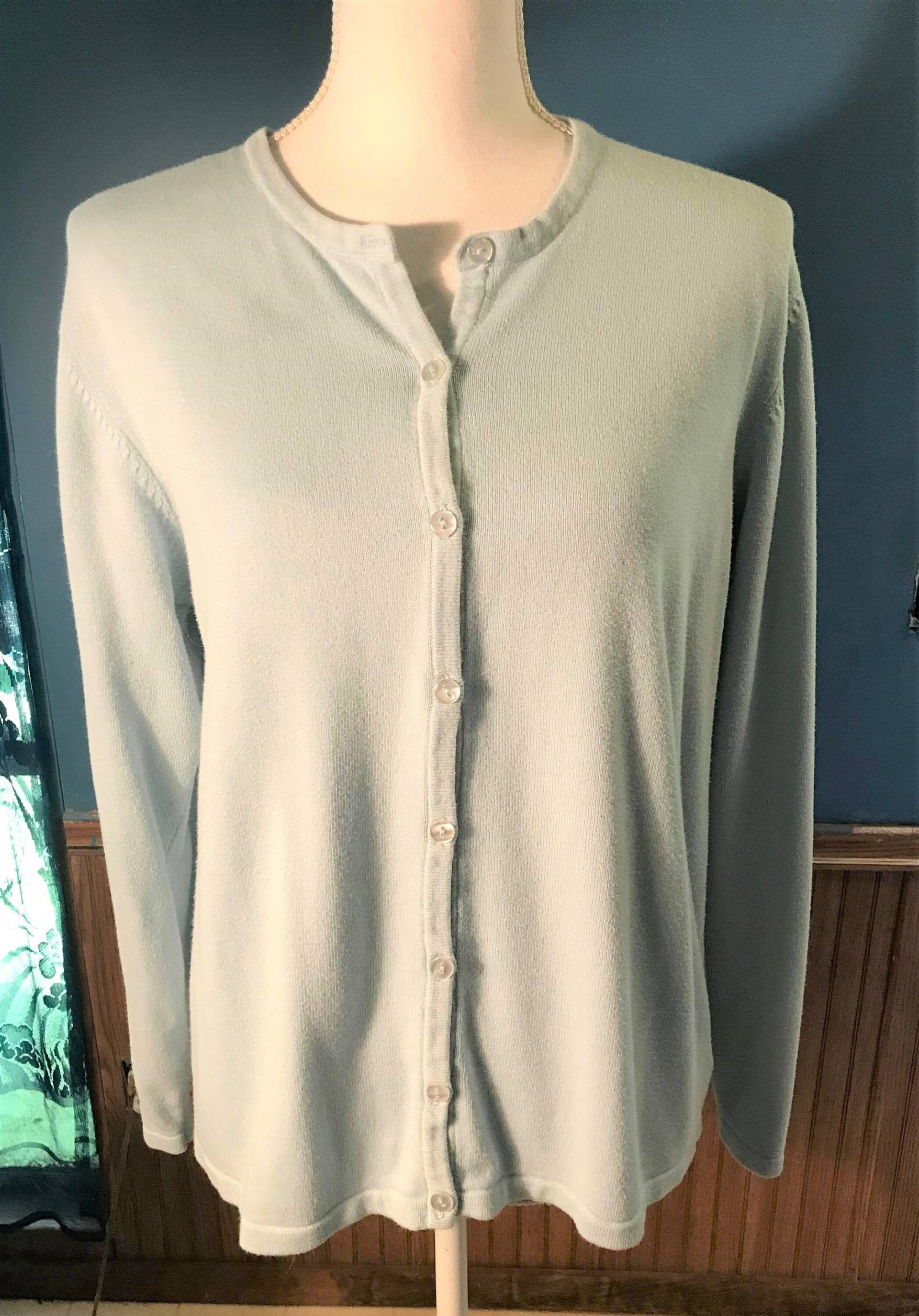 Vintage Baby Blau Langarm Knopf Vorne Pullover Von Yarnworks Größe M von ForHerEarsOnly