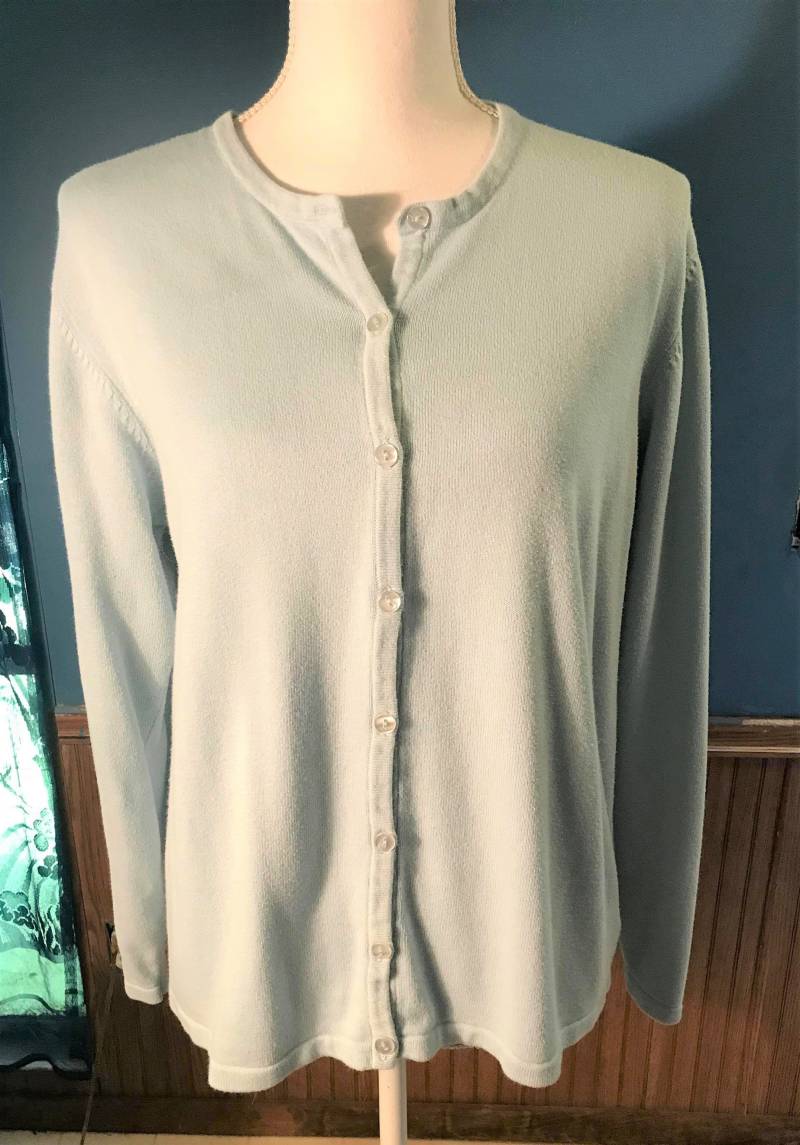 Vintage Baby Blau Langarm Knopf Vorne Pullover Von Yarnworks Größe M von ForHerEarsOnly