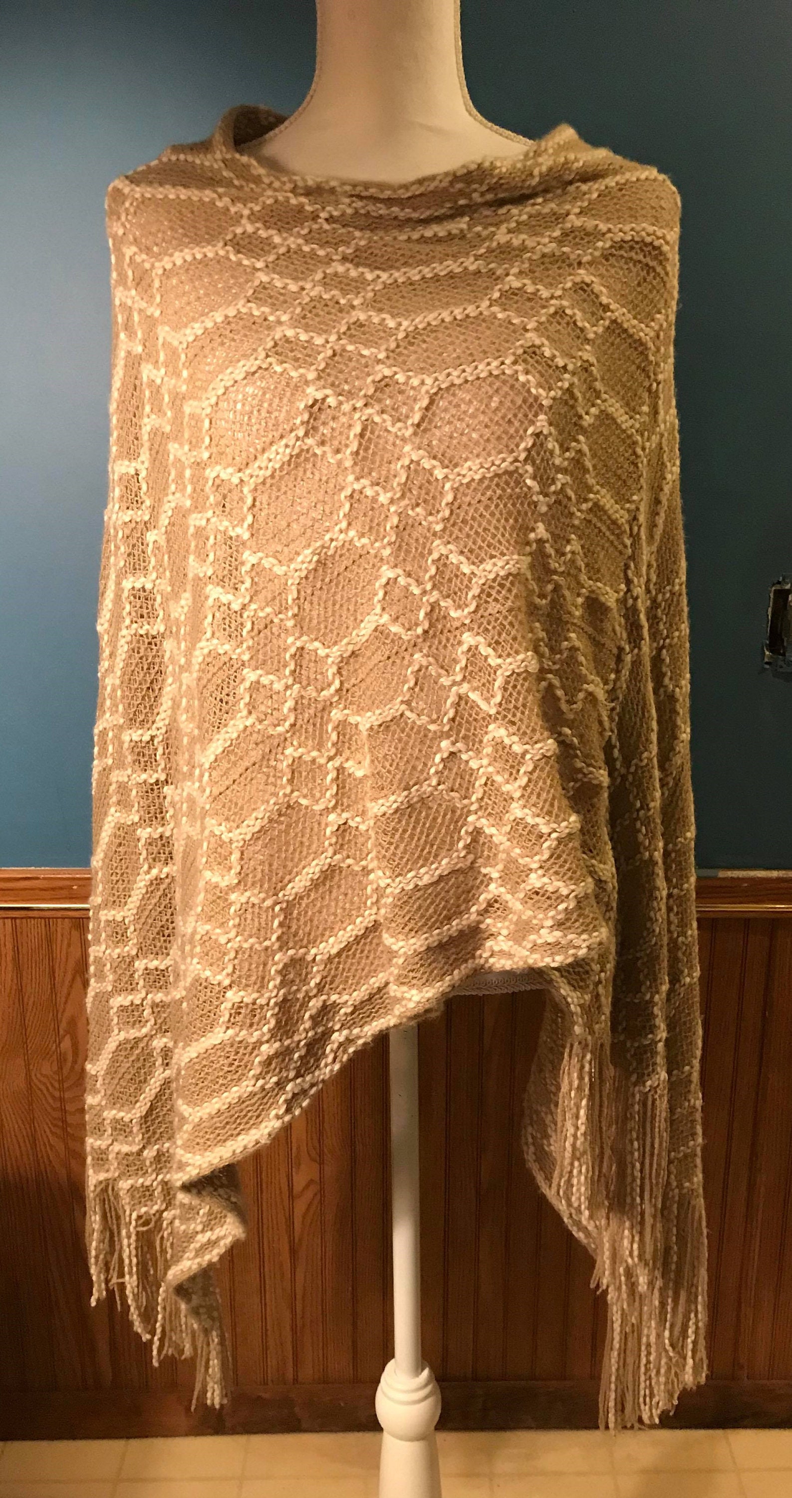 Vintage Beige Creme-Schal Wickeln Von 2 Chic Mit Fransen von ForHerEarsOnly