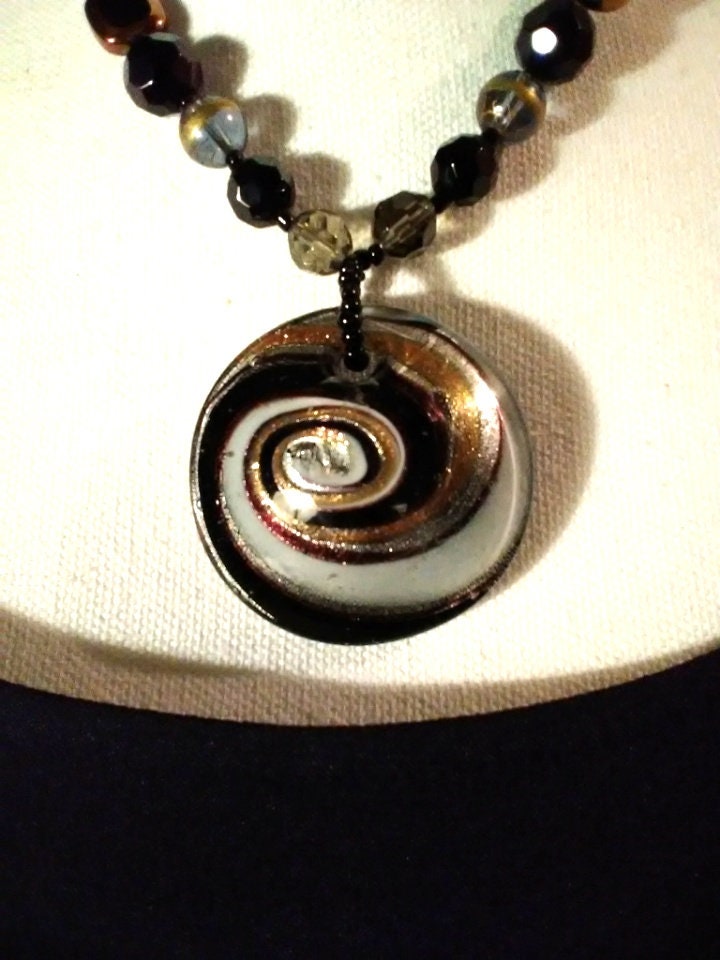 Vintage Handgemachte Perlen Halskette ~ Schwarz Silber Kupfer Keramik Anhänger Goldene Glasperlen Einstellbar von ForHerEarsOnly