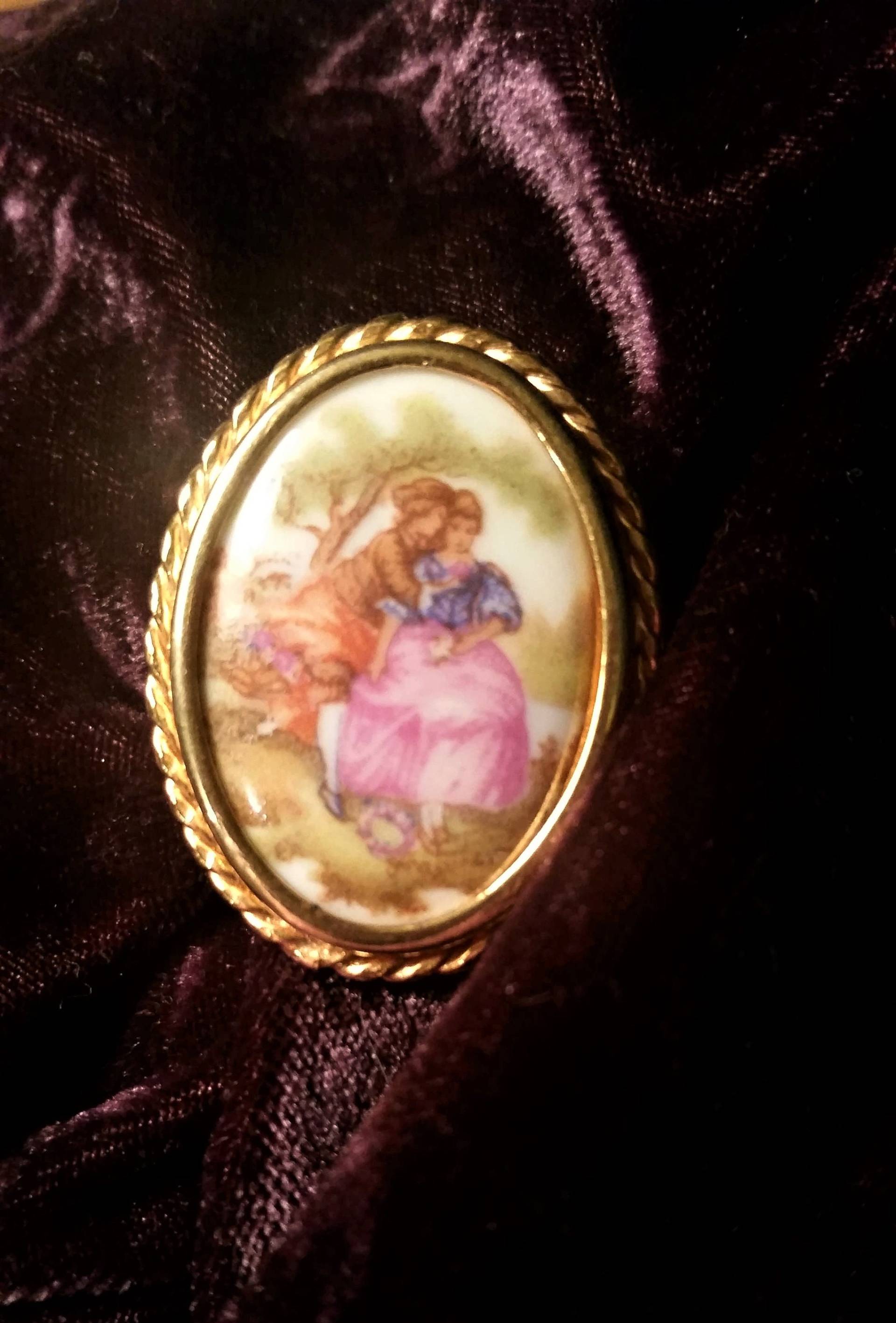 Vintage Porzellan Limoges Brosche Pin Umworbene Paar Made in France von ForHerEarsOnly