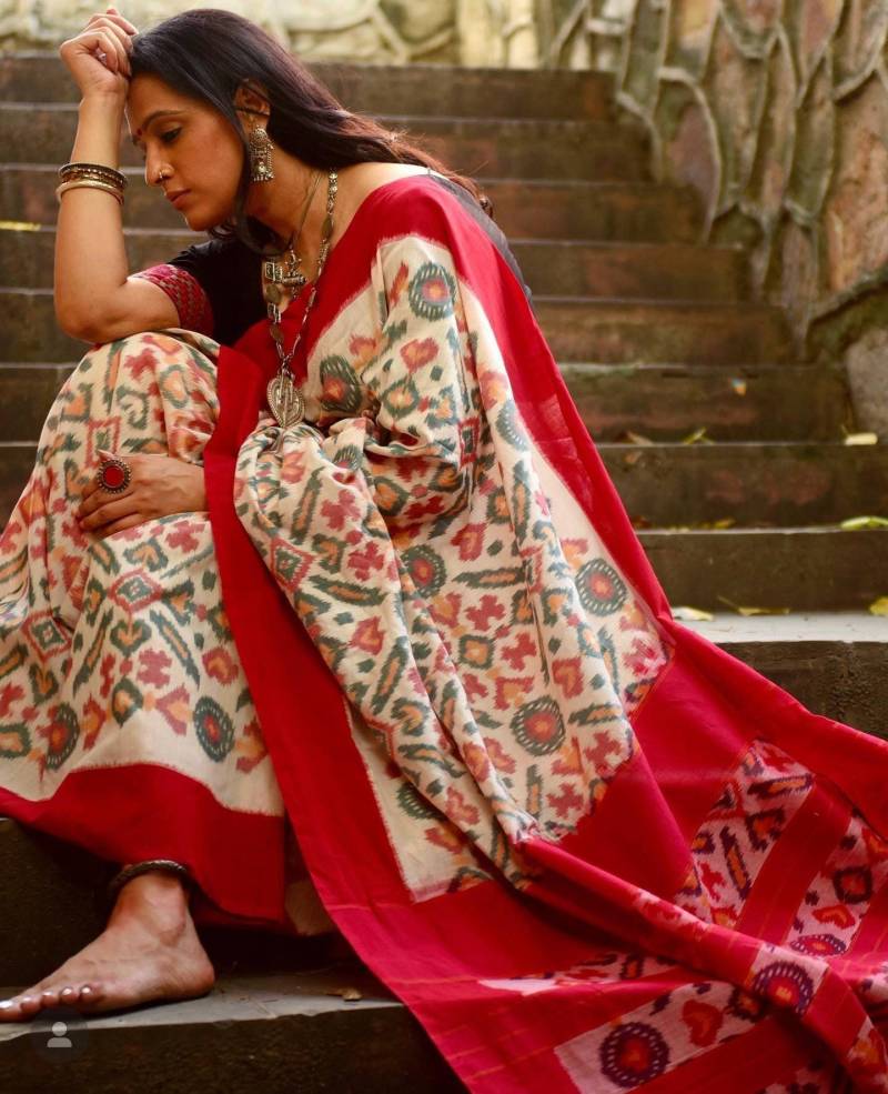 Pochampally Ikkat Baumwolle Saris in Rot Und Weiss, Handgewebter Sari, Indisch Pochampally Ikkat Baumwolle Saris in Rot Und Weiss, Handgewebter Sari, Indisch von ForSarees