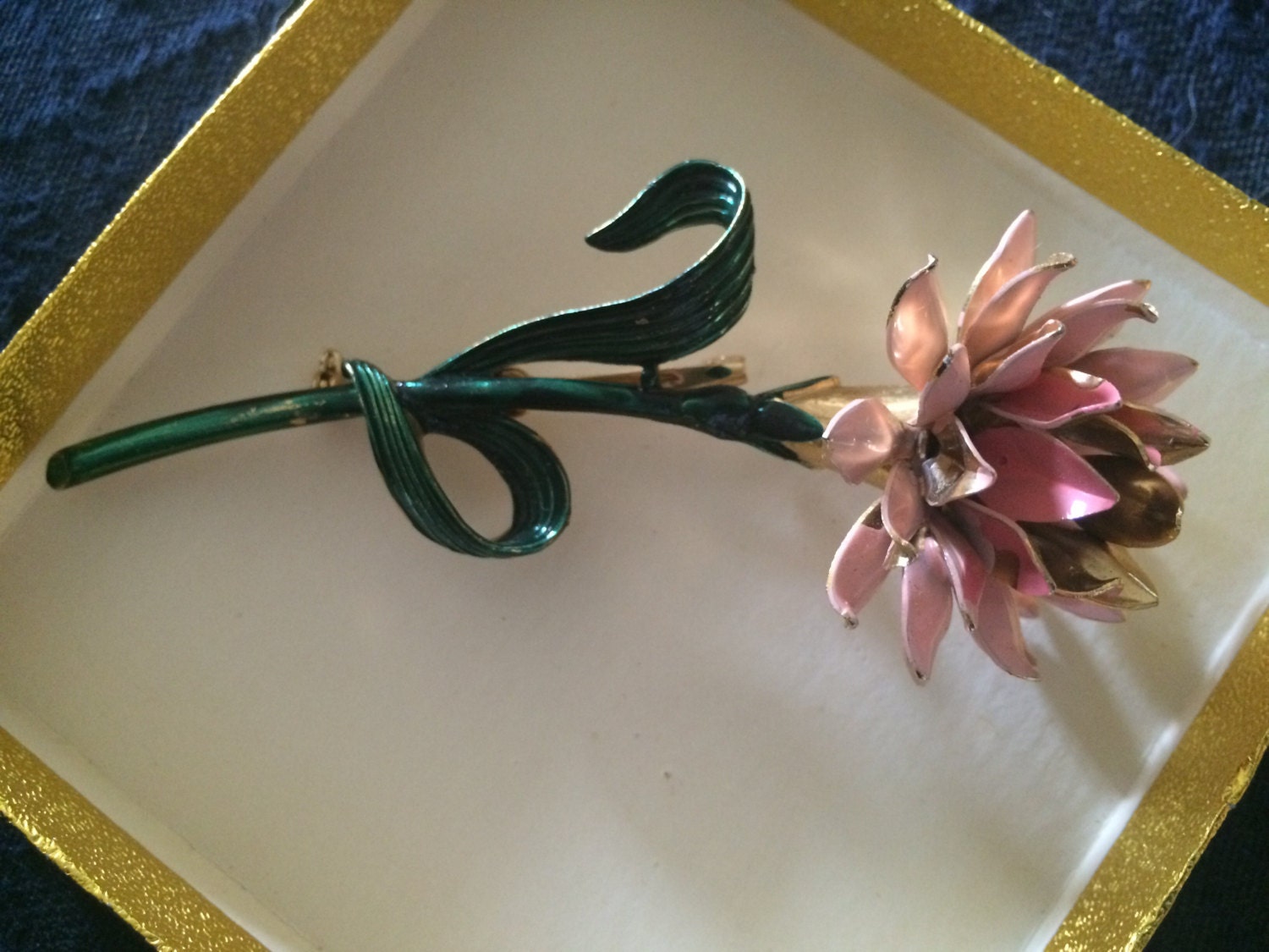 Vintage Metall Blume Brosche, Gold Grün Pink, Kunstperle, 9 cm Vintage Metall Blume Brosche, Gold Grün Pink, Kunstperle, 9 cm von ForThatNook