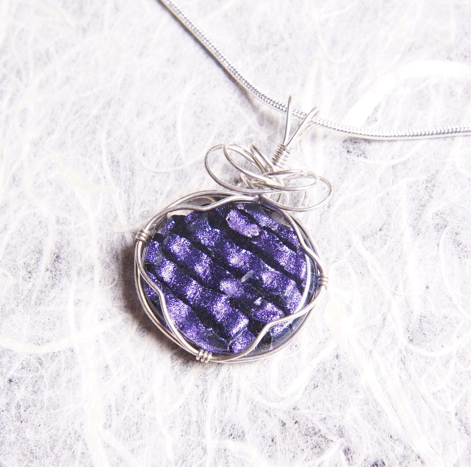 Handgemachte Dichroic Silber Wire Wrap Geschmolzene Glas Anhänger Halskette Handgemachte Dichroic Silber Wire Wrap Geschmolzene Glas Anhänger Halskette von ForThePeople