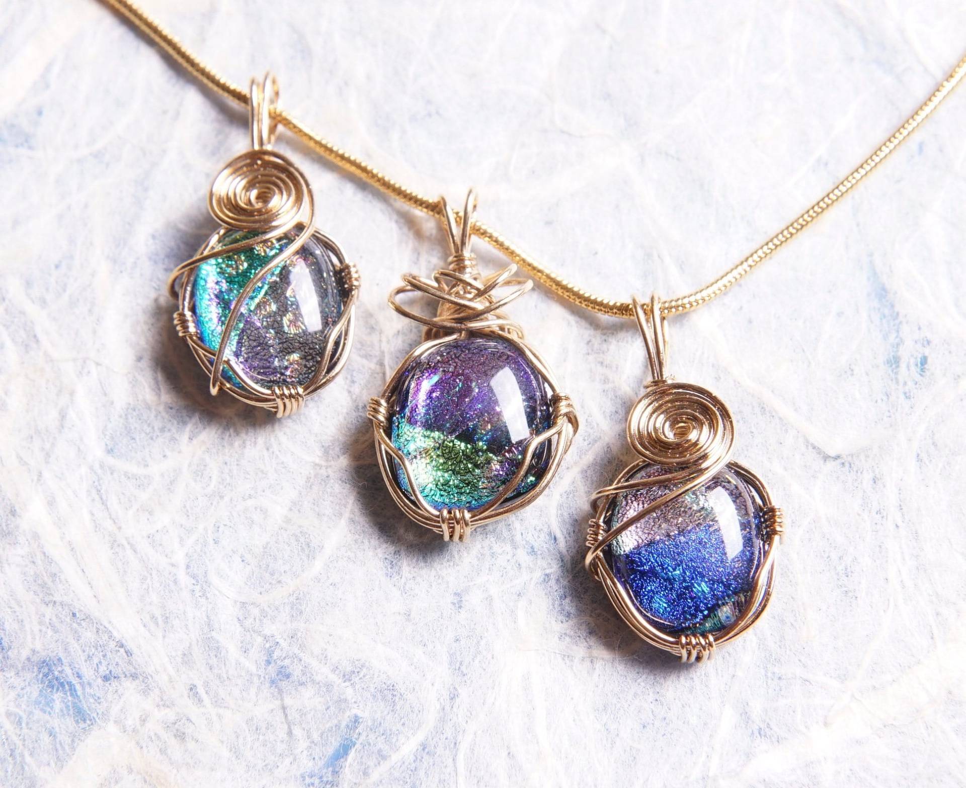 Lot Von 3 Handgemachte Dichroic Gold Wire Wrap Geschmolzene Glas Anhänger Halsketten Lot Von 3 Handgemachte Dichroic Gold Wire Wrap Geschmolzene Glas Anhänger Halsketten von ForThePeople