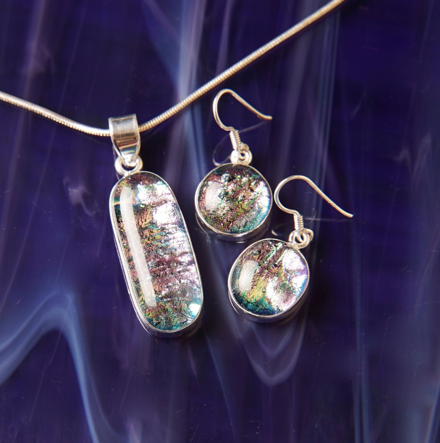 Sale Color Changing Dichroic Sterling Silber 925 Fusing Glas Anhänger Halskette Ohrringe passendes Set Sale Color Changing Dichroic Sterling Silber 925 Fusing Glas Anhänger Halskette Ohrringe passendes Set von ForThePeople