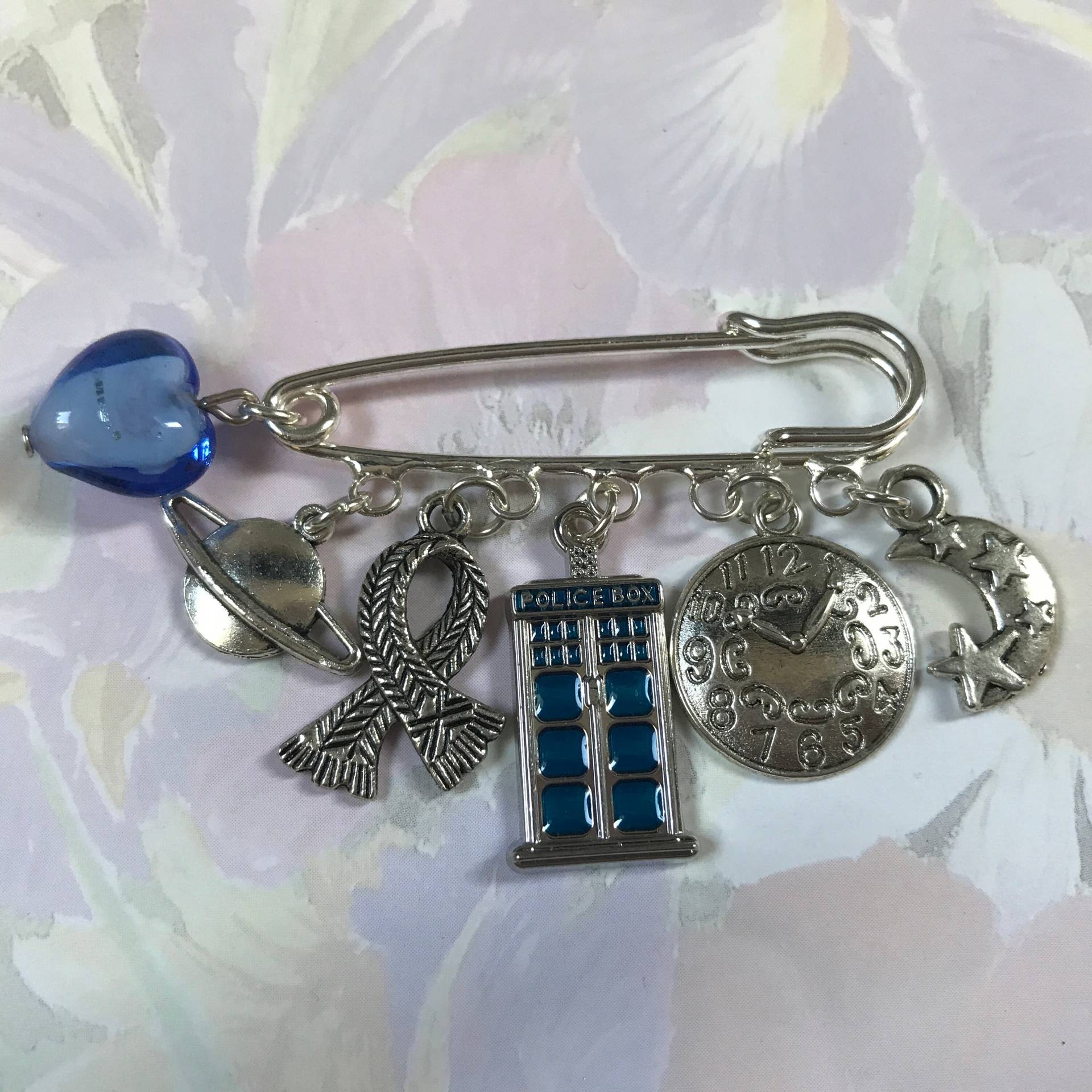 Dr Who Inspirierter Kilt Pin Brosche Schalstift Geschenk in Geschenkbeutel von ForYouJustTreasures