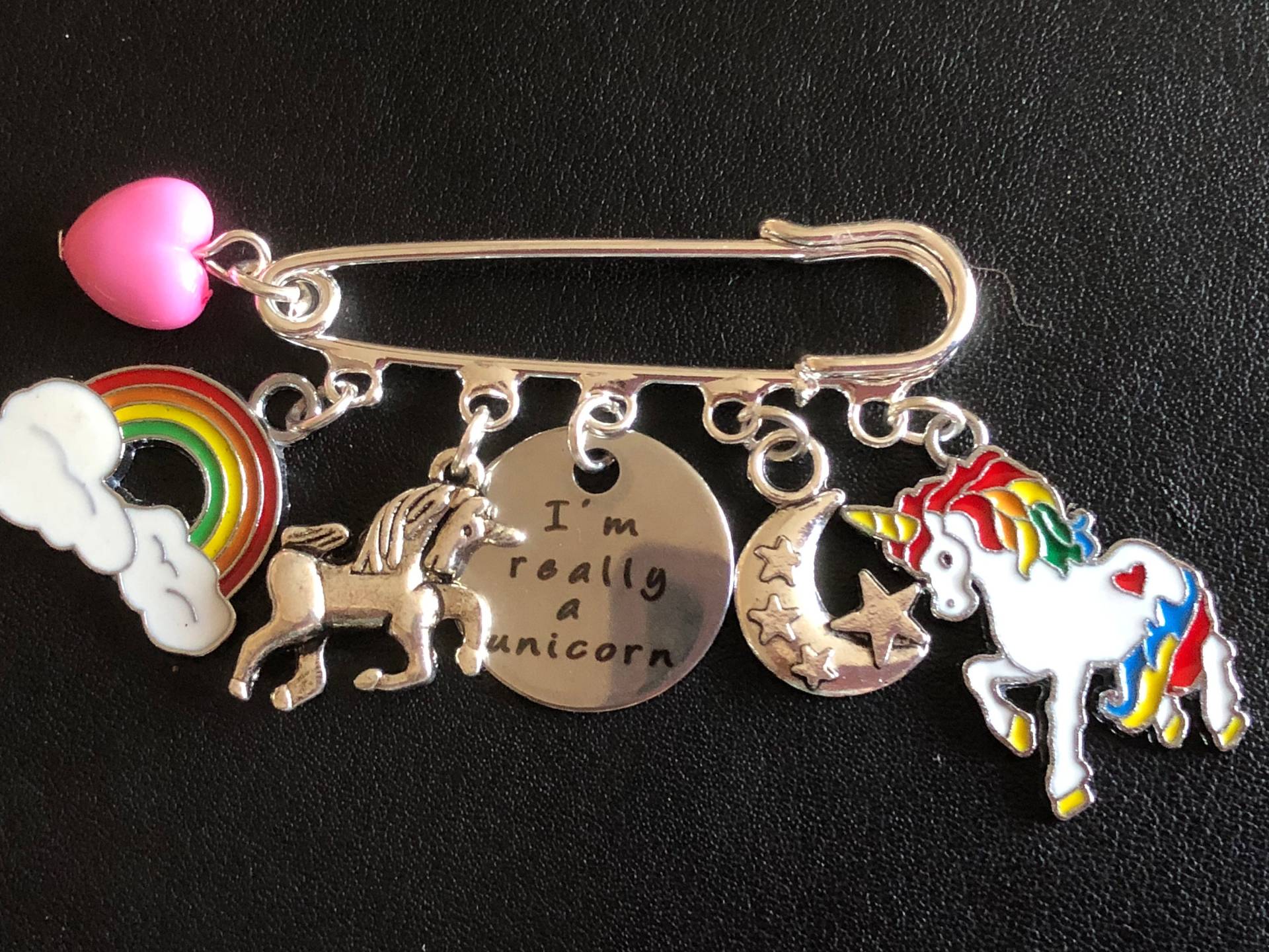Einhorn Kiltnadel Brosche Regenbogen Schalbrosche, Geschenktasche von ForYouJustTreasures