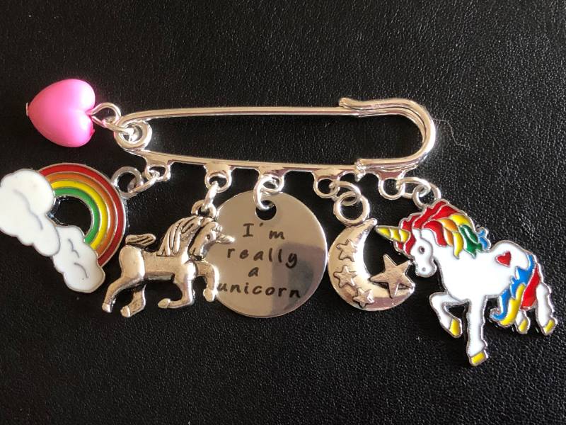 Einhorn Kiltnadel Brosche Regenbogen Schalbrosche, Geschenktasche von ForYouJustTreasures