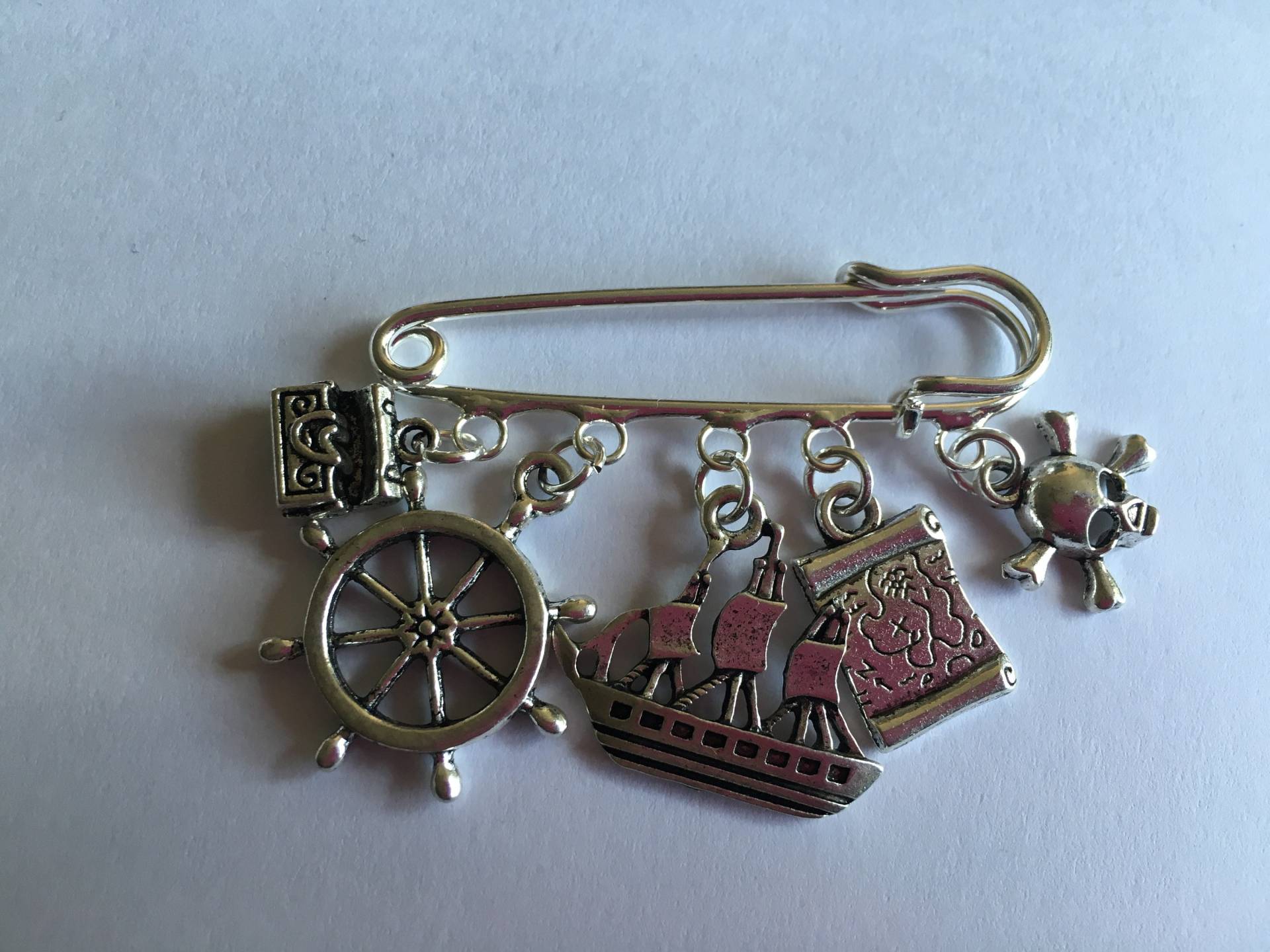 Fluch Der Karibik Inspiriert Kilt Pin Silber Ton Schal Brosche von ForYouJustTreasures