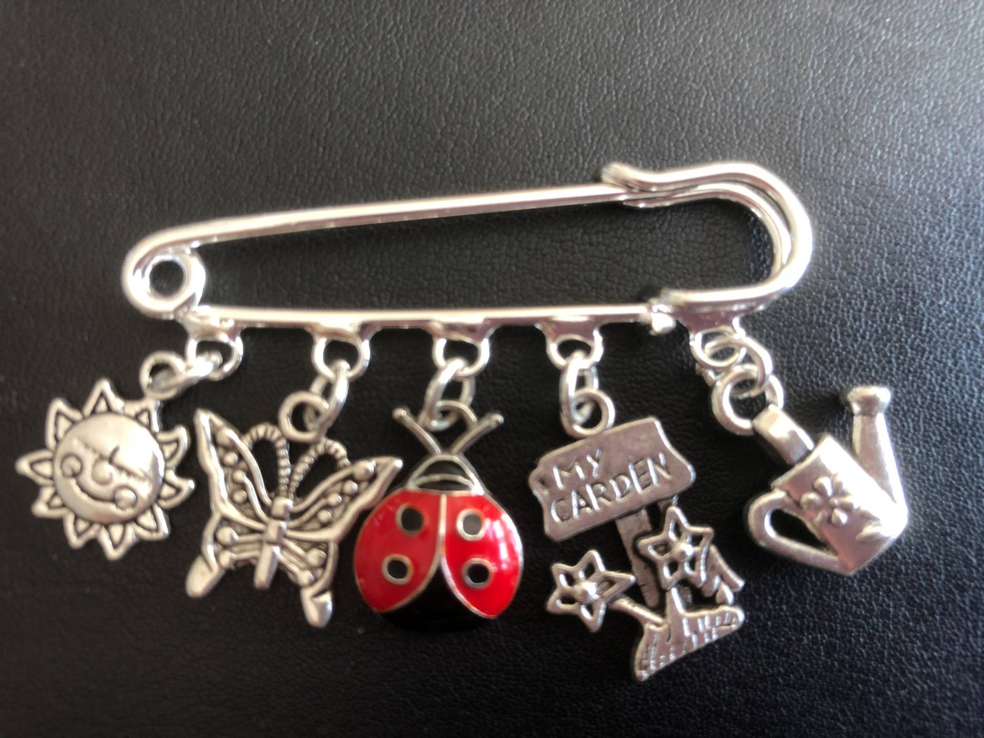 Kilt Pin Brosche Silberfarbene Anhänger von ForYouJustTreasures