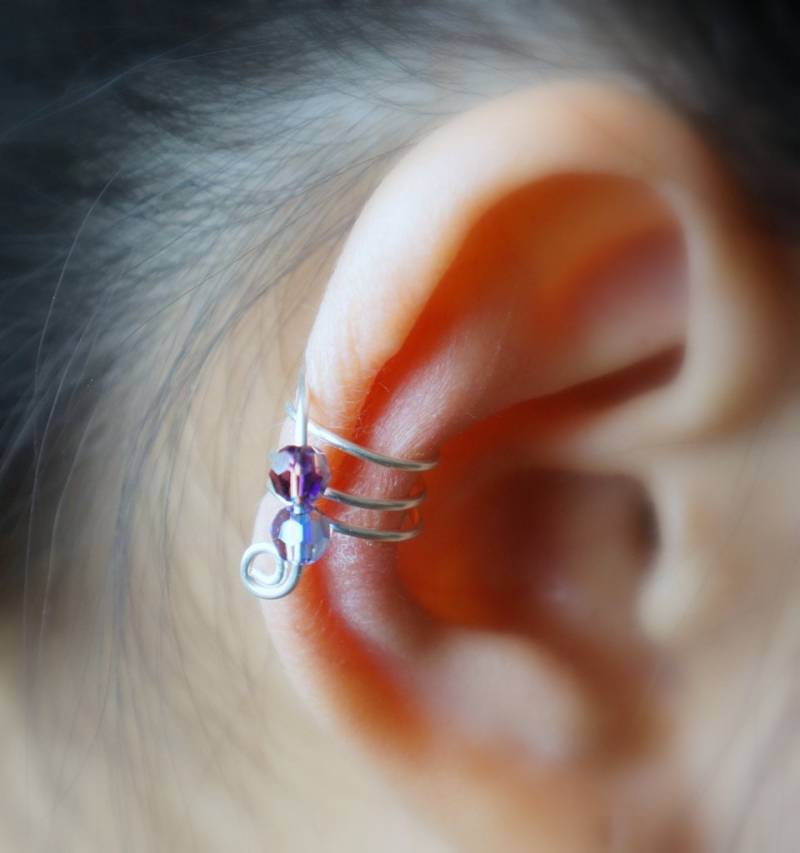 100 Kein Piercing Drei Bänder Und Zwei Violet Farbe Swarovski Crystal Beads Ear Cuff.minimalist Cuff von ForYourEar
