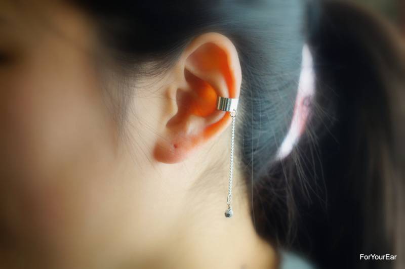 132 Kein Piercing Ohrmanschette Mit Kette Und Swarovski Bead.minimalist Ohrring von ForYourEar