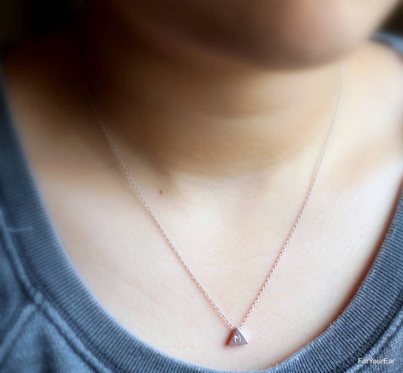 147 Personalisierte Initial Dreieck Charm Anhänger Halskette von ForYourEar