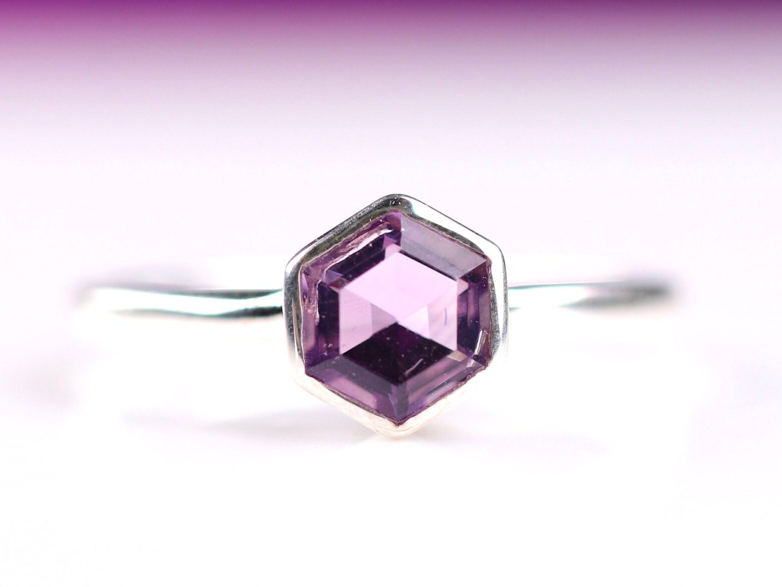Amethyst Ring - Sechseckschliff Sterling Silber 6mm Größe Edelstein Zargenfassung Februar Birthstone Schmuck Amethyst Ring - Sechseckschliff Sterling Silber 6mm Größe Edelstein Zargenfassung Februar Birthstone Schmuck von ForestCitySilver925