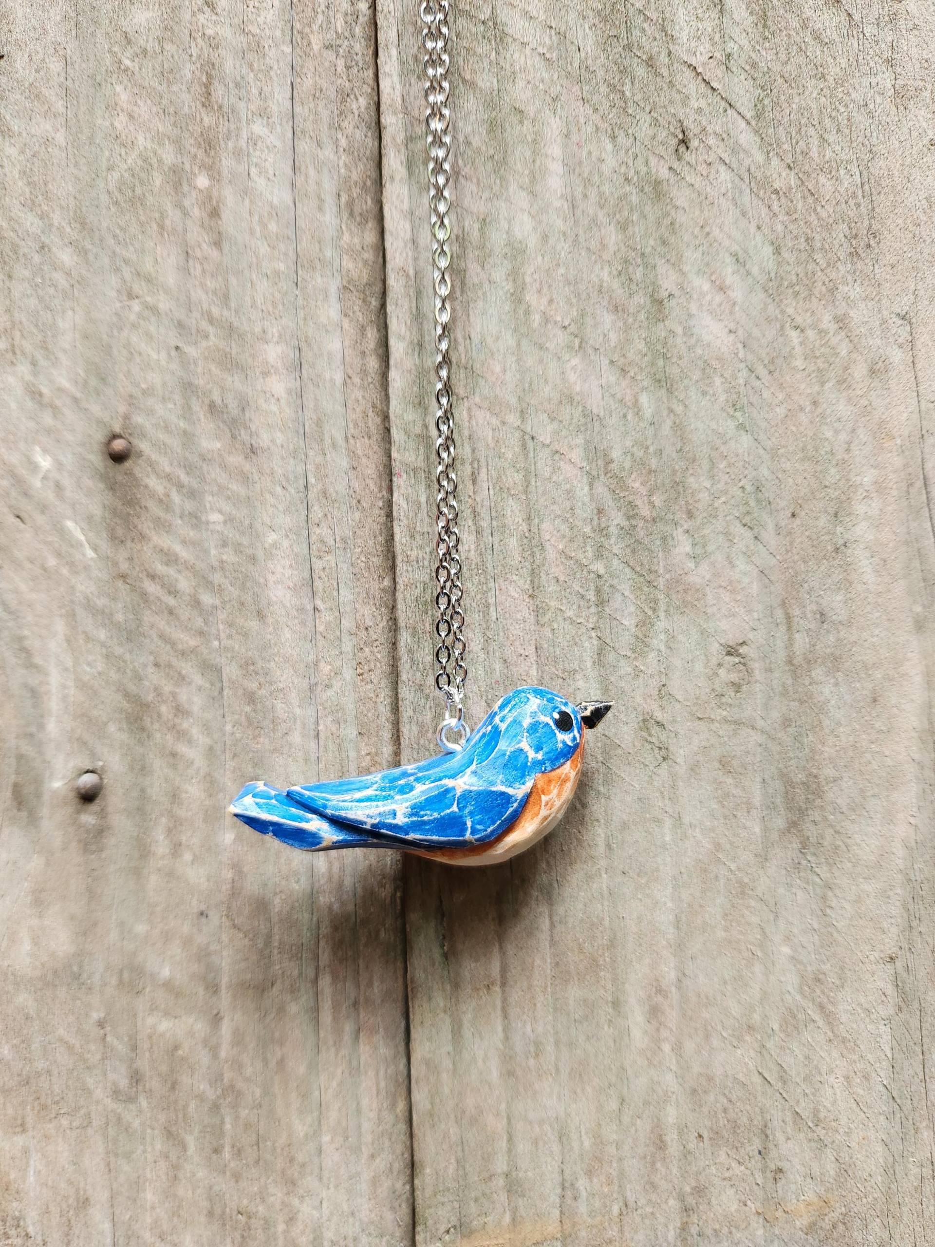 Hand Geschnitzte Hölzerne Bluebird Halskette - Sterling Silber Überzogene Kette Hand Geschnitzte Hölzerne Bluebird Halskette - Sterling Silber Überzogene Kette von ForestFloorCarvings