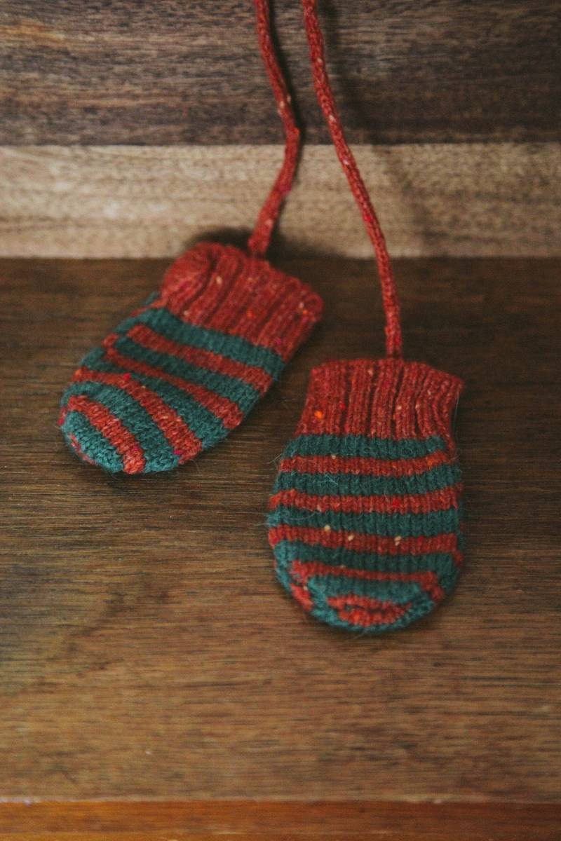 Gestrickte Babyfäustlinge Aus Wolle An Einer Schnur von ForestKnitsCZ