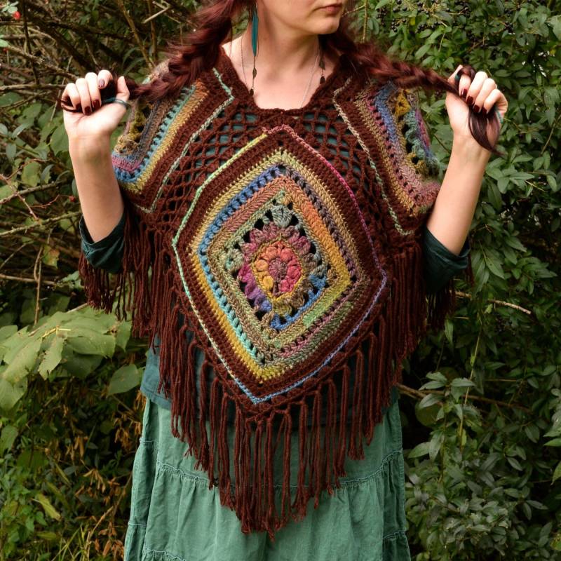 Gehäkelter Boho-Wollponcho Mit Regenbogenmuster Und Langen Fransen. Ein Liebevolles Geschenk Für Sie. Vorbestellen von ForestLuNarSoul