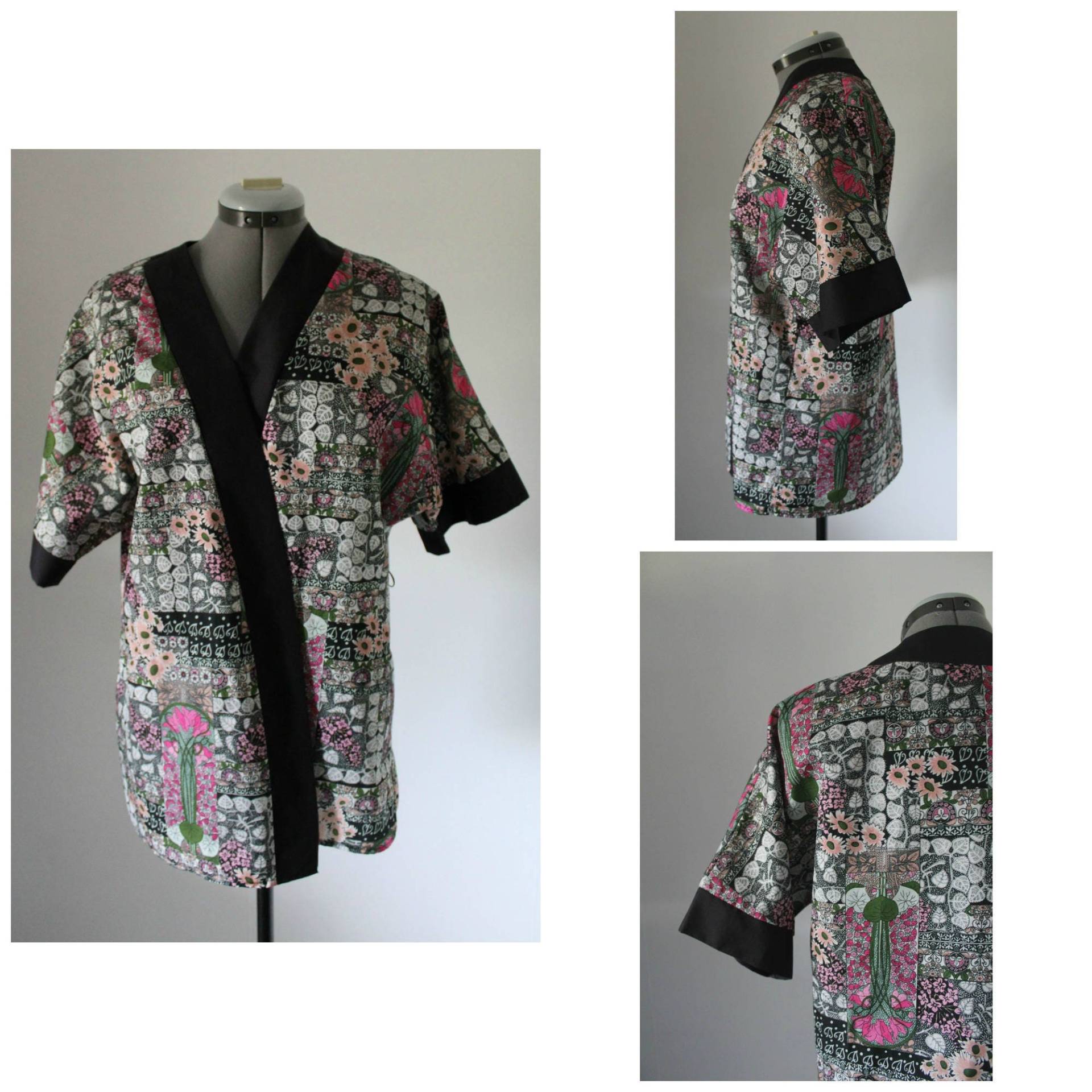 Vintage 1970Er Jahre Kimono Robe Mit Blumenmuster - Damen One Size Asiatisch Inspirierte Polyester Loungewear Vintage 1970Er Jahre Kimono Robe Mit Blumenmuster - Damen One Size Asiatisch Inspirierte Polyester Loungewear von Forestedgevintage