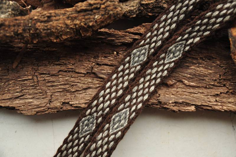 Benutzerdefinierte Länge Braun Und Grau Tablette Gewebtes Band Für Mittelalterliche Kleidung - Wikinger, Slawisch, Baltisch/Kleines Rauten-Muster Benutzerdefinierte Länge Braun Und Grau Tablette Gewebtes Band Für Mittelalterliche Kleidung - Wikinger, Slawisch, Baltisch/Kleines Rauten-Muster von ForestsAndMeadows