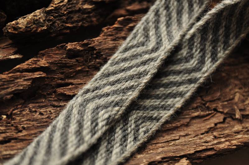 Individuelle Länge Und Farbe Handgewebter Wollgürtel Im Zickzack Muster/Ungefärbte Pflanzengefärbte Wolle von ForestsAndMeadows