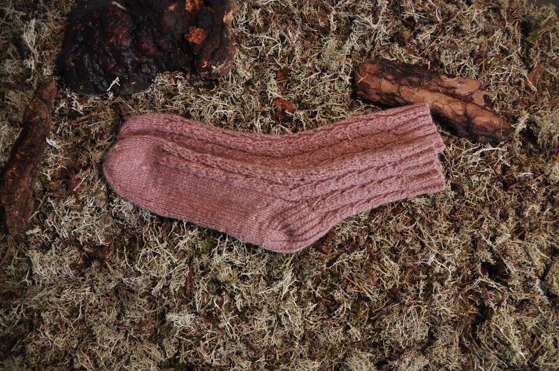 Zopfsocken in Matter Esche Rosa Farbe/Mit Pflanzen Gefärbt von ForestsAndMeadows