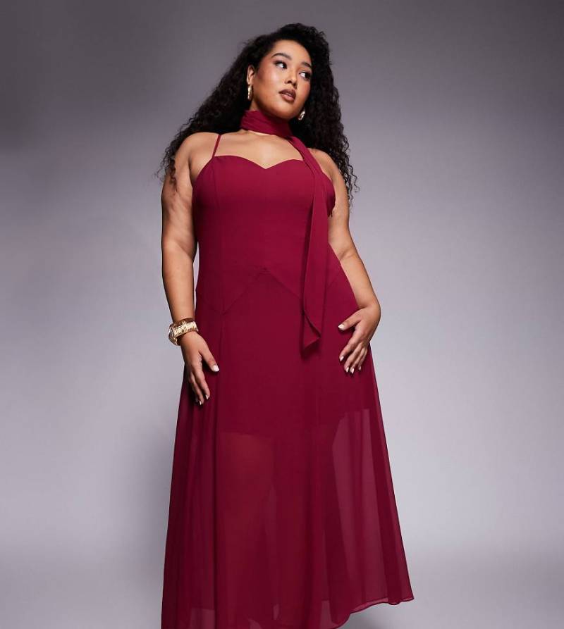 Forever New Curve - Honey - Maxikleid in Burgunderrot mit schmalen Trägern, Schal-Ausschnitt und Zipfelsaum von Forever New Curve