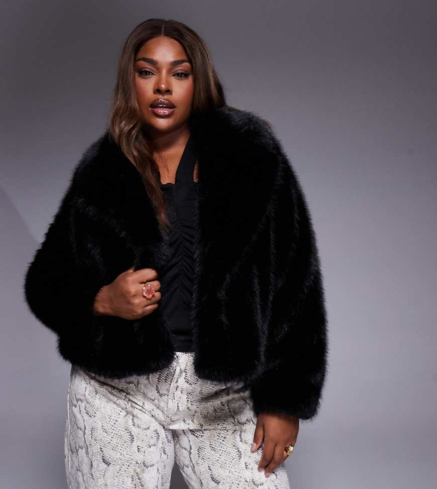 Forever New Curve - Jacke aus Kunstpelz in Schwarz Forever New Curve - Jacke aus Kunstpelz in Schwarz von Forever New Curve