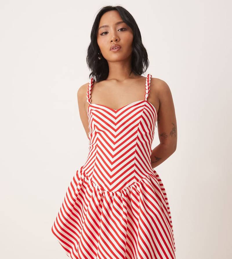 Forever New Petite - Gestreiftes Minikleid in Rot und Weiß mit Ballonsaum von Forever New Petite