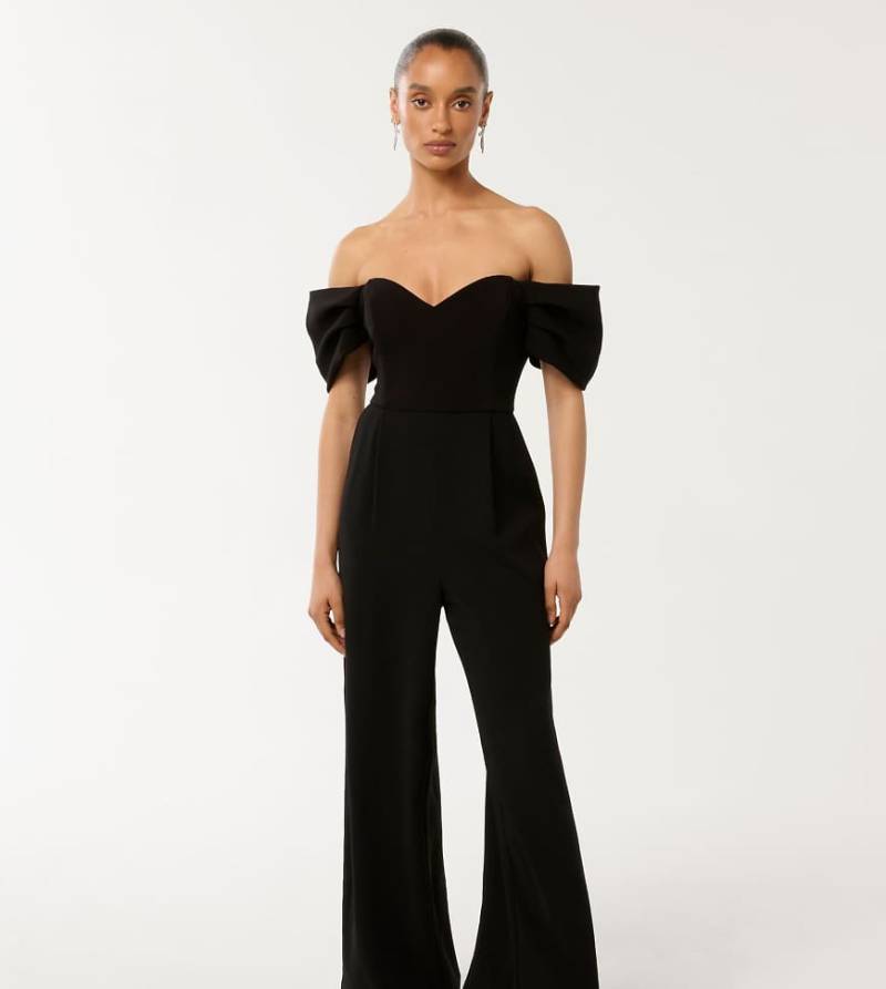 Forever New Petite - Jumpsuit in Schwarz mit weitem Bein und Carmen-Ausschnitt von Forever New Petite