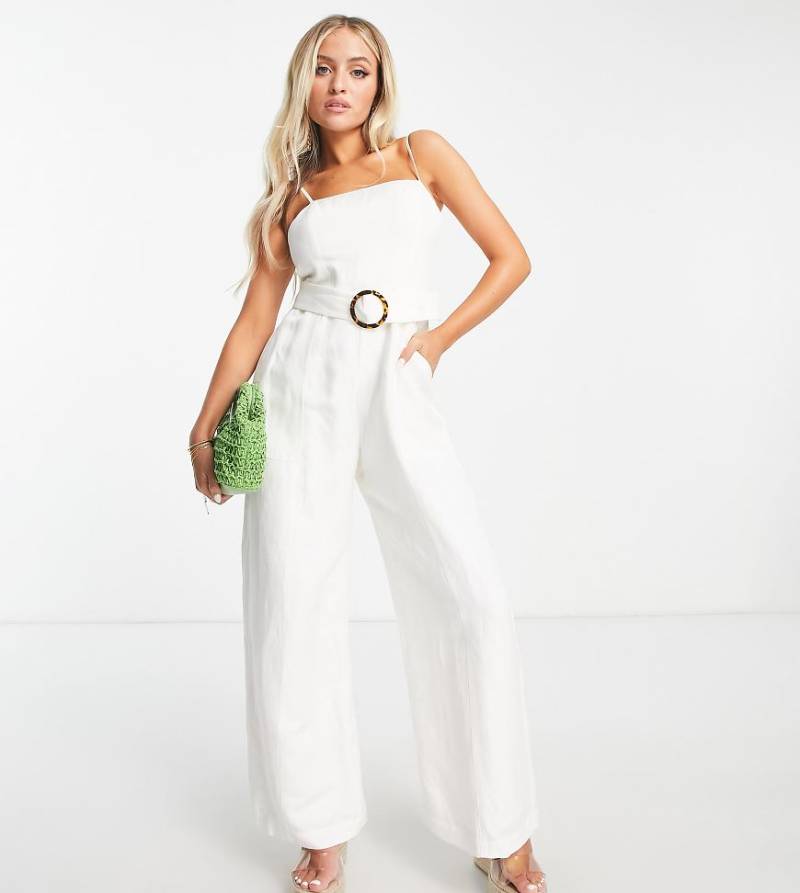 Forever New Petite - Jumpsuit in Weiß mit weitem Bein und Taillenband mit Schnallendetail von Forever New Petite